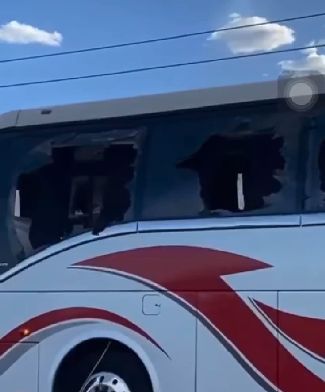 Normalistas de Amilcingo causan daños a un autobús