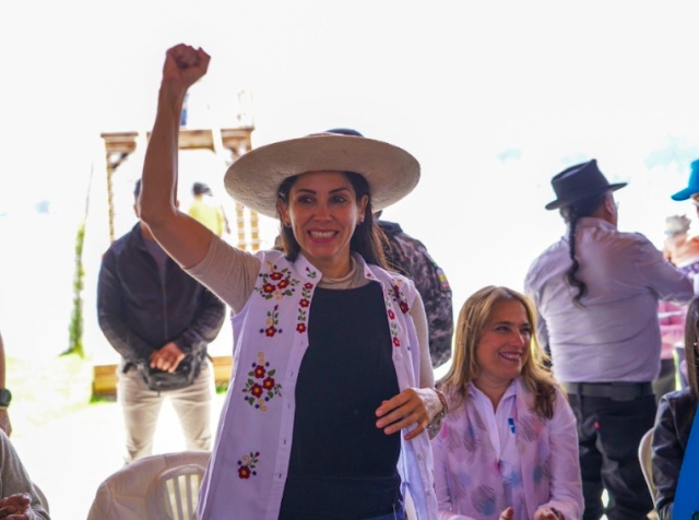 Candidata presidencial de Ecuador usa chaleco antibalas por amenazas