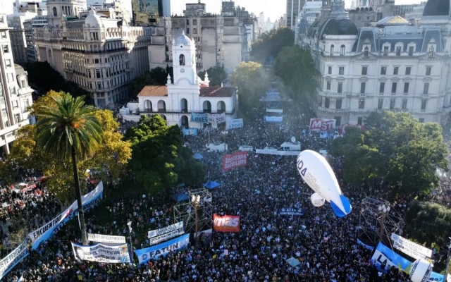 Protestas masivas en Argentina a favor de la universidad pública