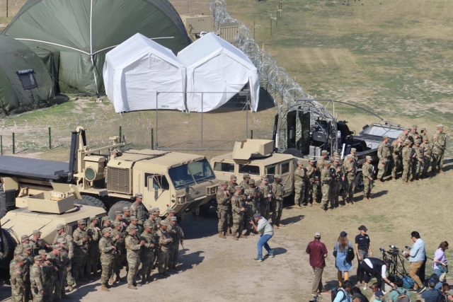 Texas construirá base militar fronteriza para frenar migración