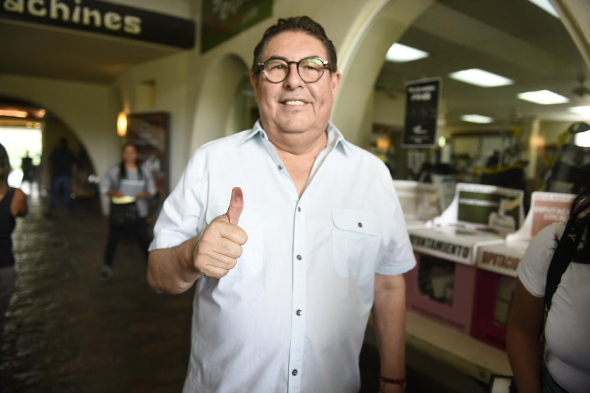 Víctor Mercado acude a emitir su voto en la casilla instalada en el