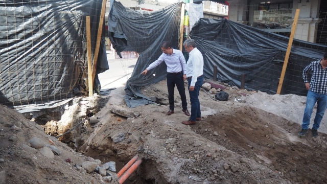 Supervisa edil de Cuernavaca avances en obra de rehabilitación de drenaje sanitario en calle Degollado