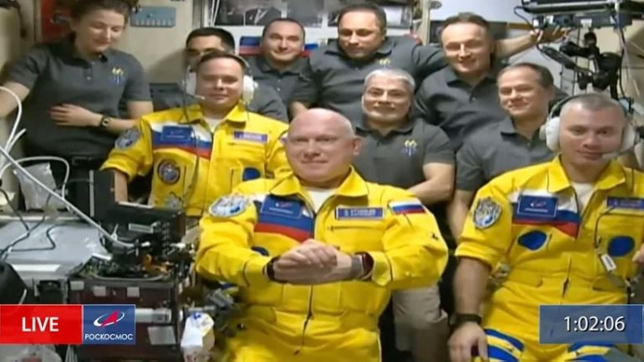 Cosmonautas rusos llegan a la EEI con trajes de la bandera de Ucrania