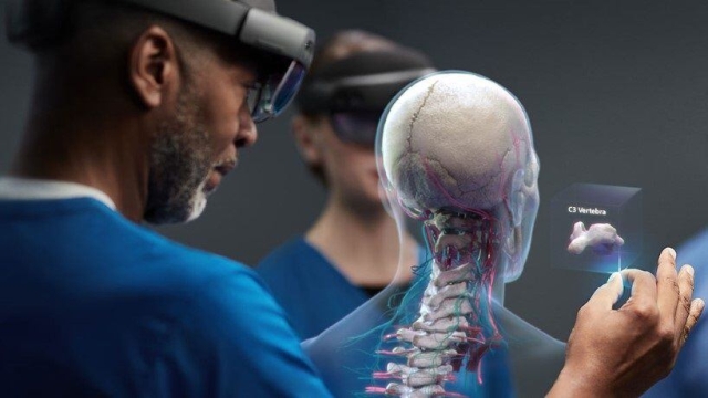 Realizan cirugía de columna en Londres con gafas HoloLens de Microsoft