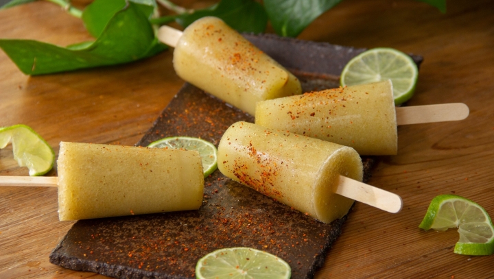 Sabor y frescura: Receta de paletas de pepino con chile