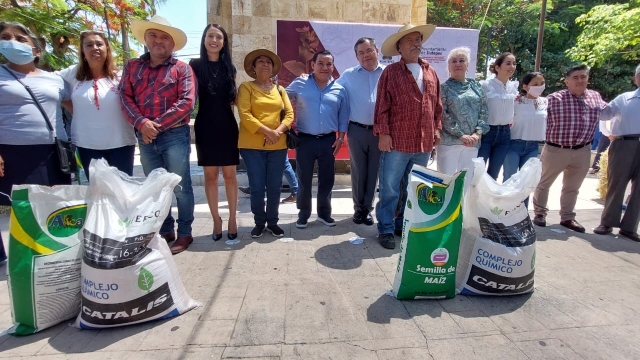Ayuntamiento de Jiutepec entrega semillas y fertizante a 108 agricultores