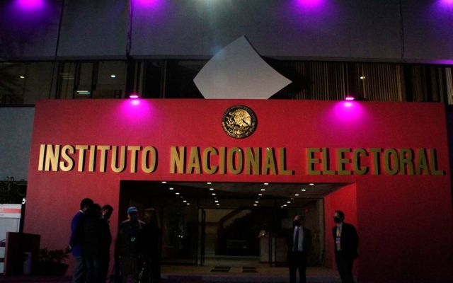 INE ordena a AMLO modificar mañanera por vulnerar equidad electoral