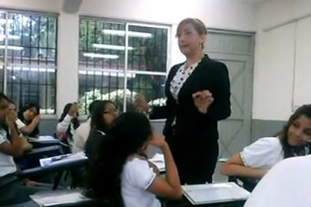 Maestra confronta a alumna por ofenderla en Twitter