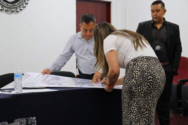 Firma Jessica Ortega Carta de Compromiso del Pacto por la Libertad de Expresión