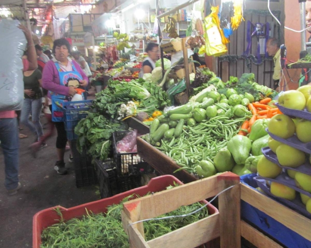 A pesar de que las verduras se han incrementado en precio, la demanda no ha disminuido, por la temporada navideña, aseguraron comerciantes.