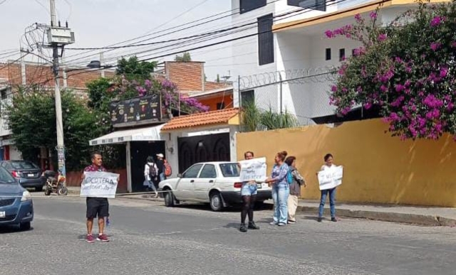 Vecinos se manifiestan con bloqueo en avenida Universidad, por falta de agua potable
