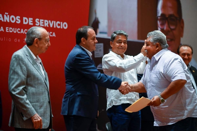 Cuauhtémoc Blanco Bravo aplaudió la vocación, lealtad y solidaridad de los trabajadores de la educación del estado. 