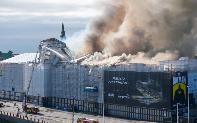 Incendio arrasa con histórica bolsa de valores de Dinamarca