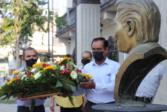 Los participantes colocaron una ofrenda floral en el busto dedicado a Otilio Montaño.