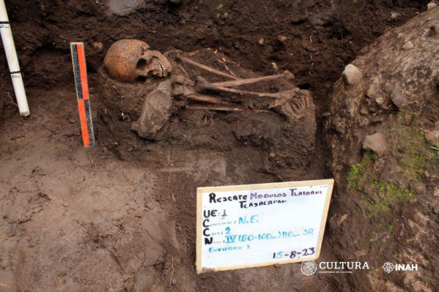 Lluvias dejan al descubierto el entierro de una mujer que vivió hace mil años en Tlayacapan