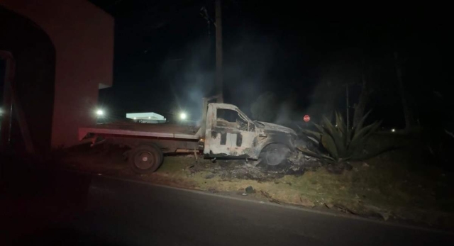 Una camioneta fue incendiada durante el enfrentamiento.