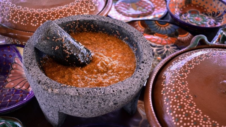 Dale el toque mexicano a tus recetas con esta deliciosa salsa roja en molcajete