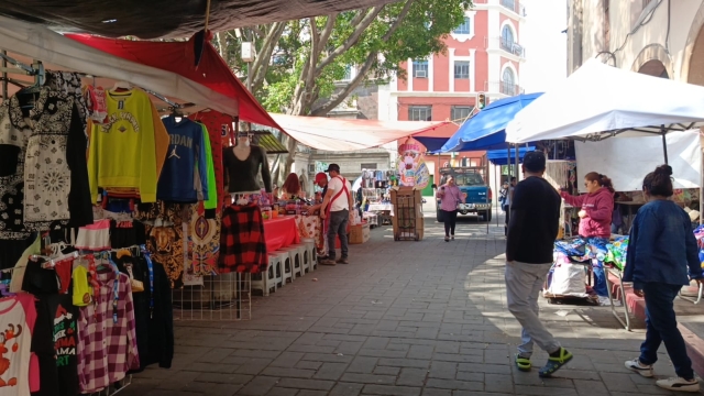 Se instalan comerciantes para venta decembrina en el centro de Cuernavaca