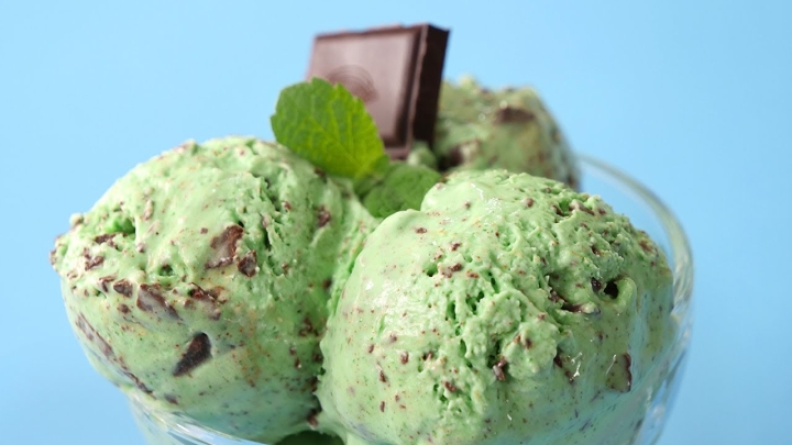 Postre para el calor: Crea en casa el helado de choco menta perfecto