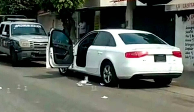 Abandonan un auto baleado en Cuautla