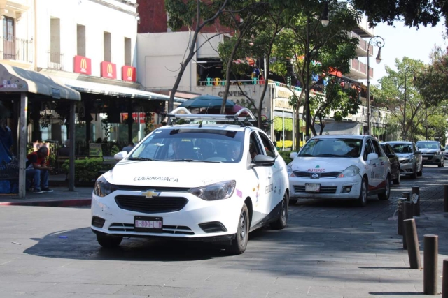 Taxistas se dicen perseguidos por policías de tránsito