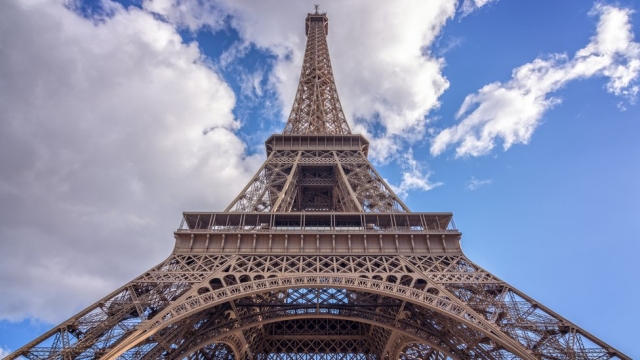Cierra Torre Eiffel por huelga de trabajadores