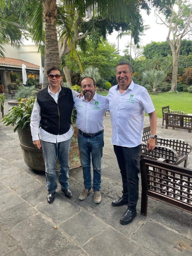 En su visita, Sergio Augusto y Felipe Delgado (aquí con el licenciado Javier Estrada) conocieron el funcionamiento del servicio de limpia en Cuernavaca.