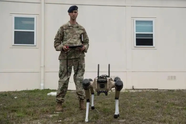 Perros robot vigilarán nueva base militar en Florida.