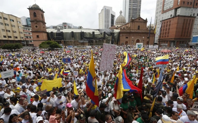 Protestas masivas en Colombia contra las reformas de Petro