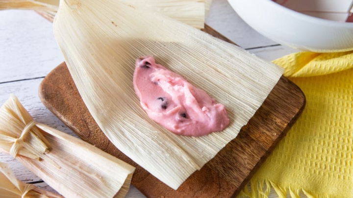 Delicia mexicana en miniatura: Tamales dulces de queso crema con mermelada