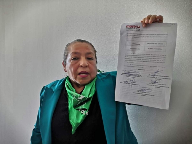 Edy Margarita Soriano muestra el documento mediante el cual se notificó su nombramiento como coordinadora parlamentaria. 