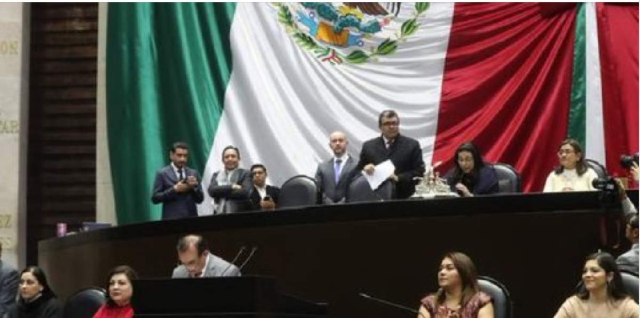El Pleno de la Cámara de Diputados retiró el fuero constitucional del fiscal Uriel Carmona Gándara para efecto de que la FGR pueda ejercer acción penal en su contra.  