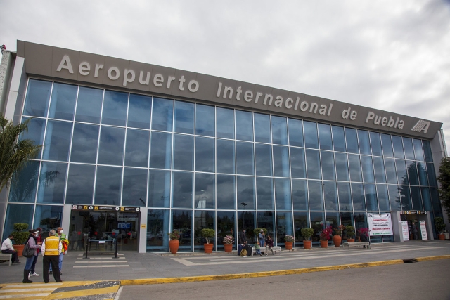 Aeropuerto de Puebla suspende vuelos por ceniza del Popocatépetl