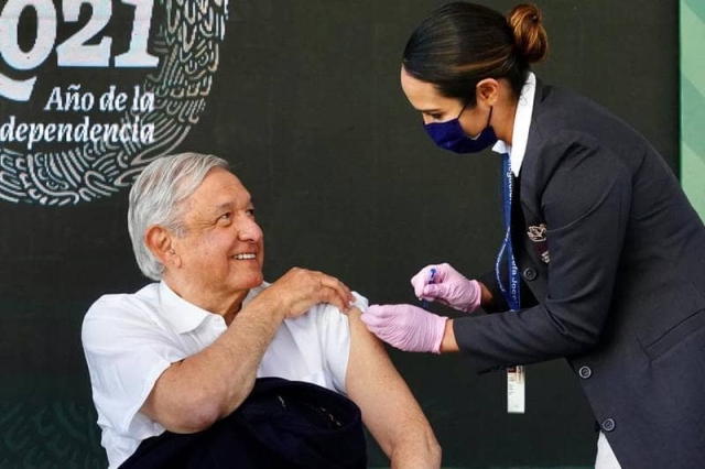 AMLO recibe refuerzo de vacuna COVID.