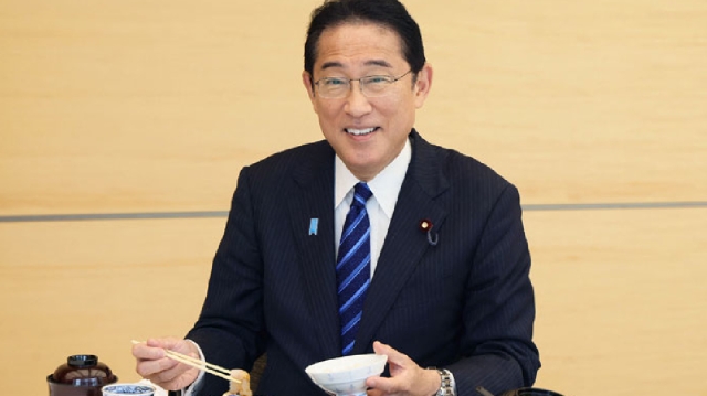 Primer ministro japonés come pescado de Fukushima; es &#039;seguro y delicioso&#039;