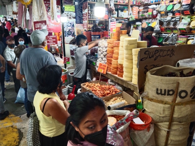 Comerciantes del mercado Adolfo López Mateos listos para ventas del 24 de diciembre
