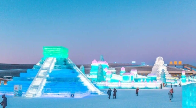 Recrean con hielo la pirámide de Kukulcán.