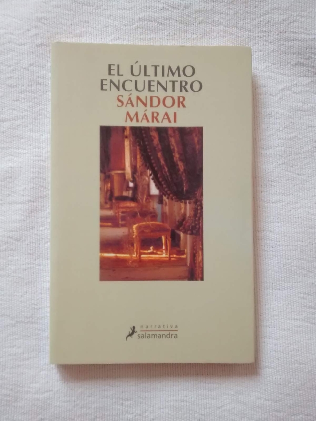 Sándor Márai cuenta la historia a través de veinte capítulos, en 188 páginas. 