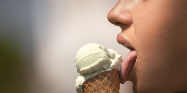 ¿Realmente tu cerebro se congela cuando comes helado?