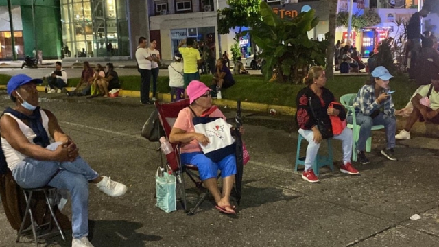 Damnificados de Acapulco exigen nuevo censo y realizan bloqueos