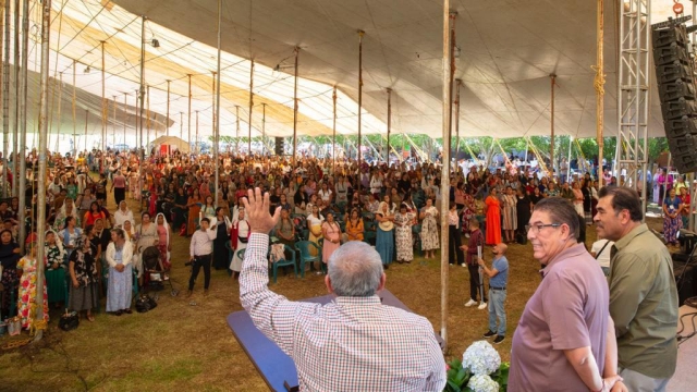 Asiste Víctor Mercado a asamblea religiosa de la comunidad cristiana para recibir apoyo espiritual