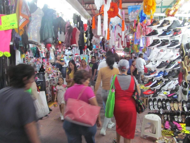 En los últimos días del año mejoró la afluencia de visitantes al mercado “Benito Juárez” de Jojutla. Los comerciantes esperan que se mantenga la situación con la Feria de Año Nuevo.