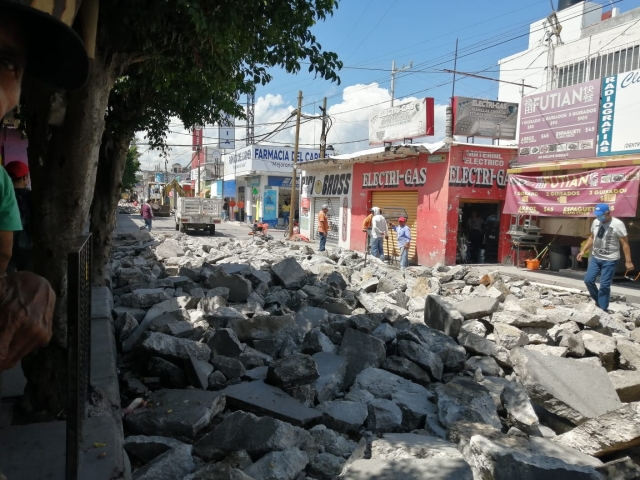 Realizan labores de levantamiento del cemento en calle del centro de Jojutla