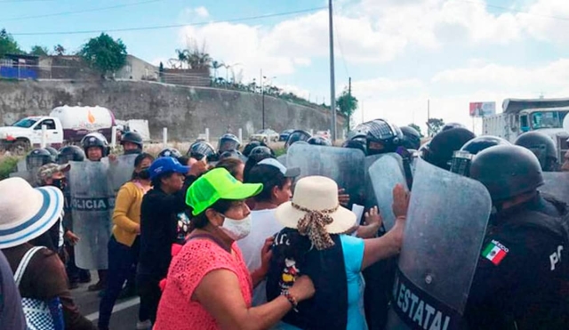 Pobladores de Santo Domingo Ocotitlán bloquean labor policial
