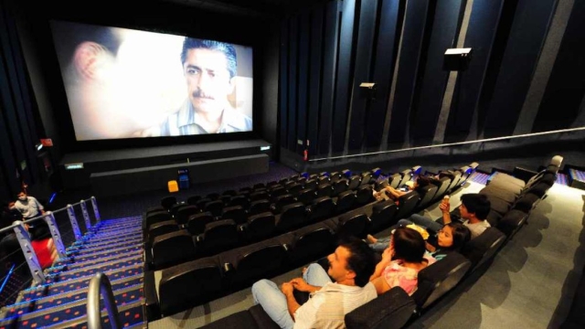 Salas de cine deben exhibir películas con audiodescripción