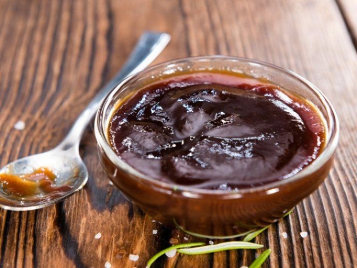 Aprende a preparar una picosita salsa de tamarindo para darle sabor a tus platillos