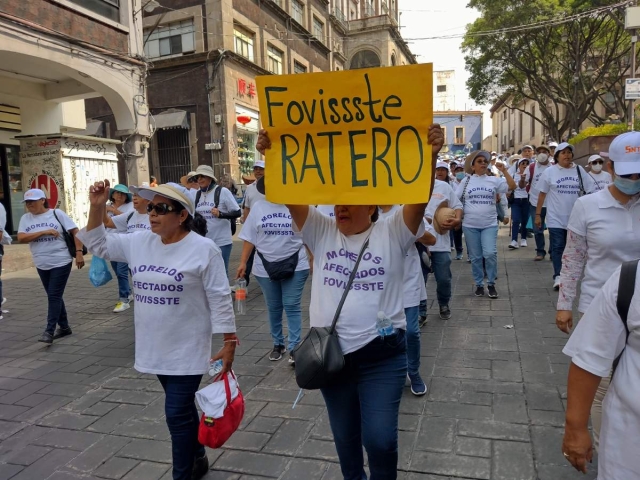 Un grupo de profesores marcha el primero de mayo por las calles de Cuernavaca. 