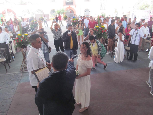   45 parejas formalizaron su unión –la mayoría de ellas tras años de vivir juntas– ayer en Tlaquiltenango, en el Día del Amor y la Amistad.