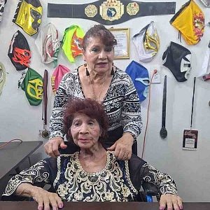 Las dos ex luchadoras compartieron experiencias y vivencias que les tocó pasar en la extinta Arena Isabel. Su hija Irma Aguilar recordó la rivalidad de su mamá con luchadoras como Chabela Romero, Marta Villalobos.