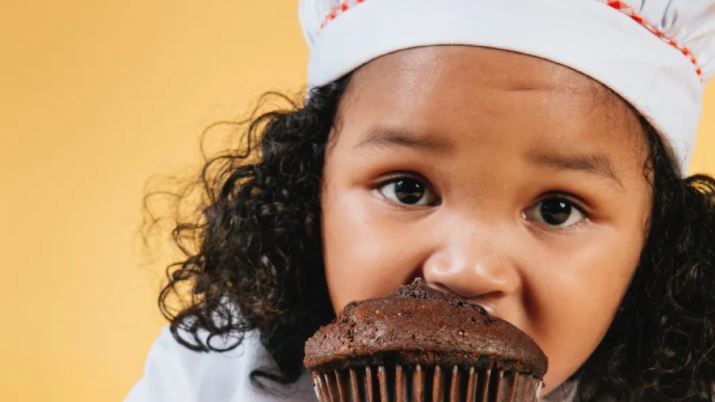 Adiós a la mordida: Por qué no deberías aventar a un niño al pastel